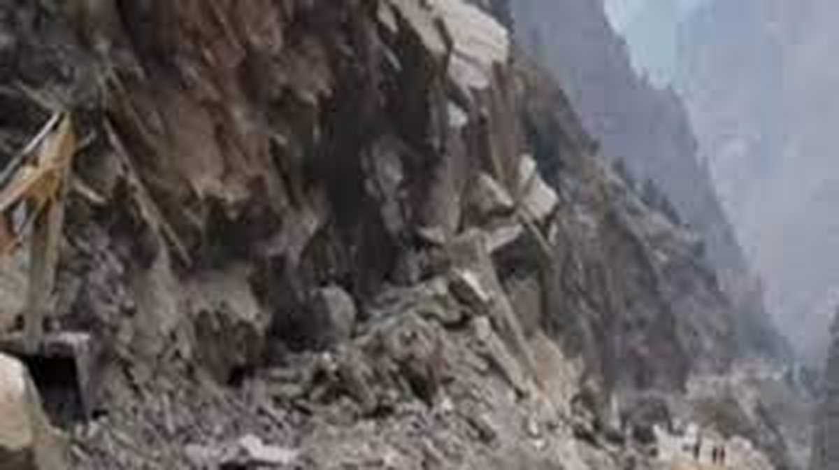 बद्रीनाथ हाइवे पर टैय्या पुल के पास पहाड़ी का एक बड़ा हिस्सा अचानक आकर सड़क पर गिरा